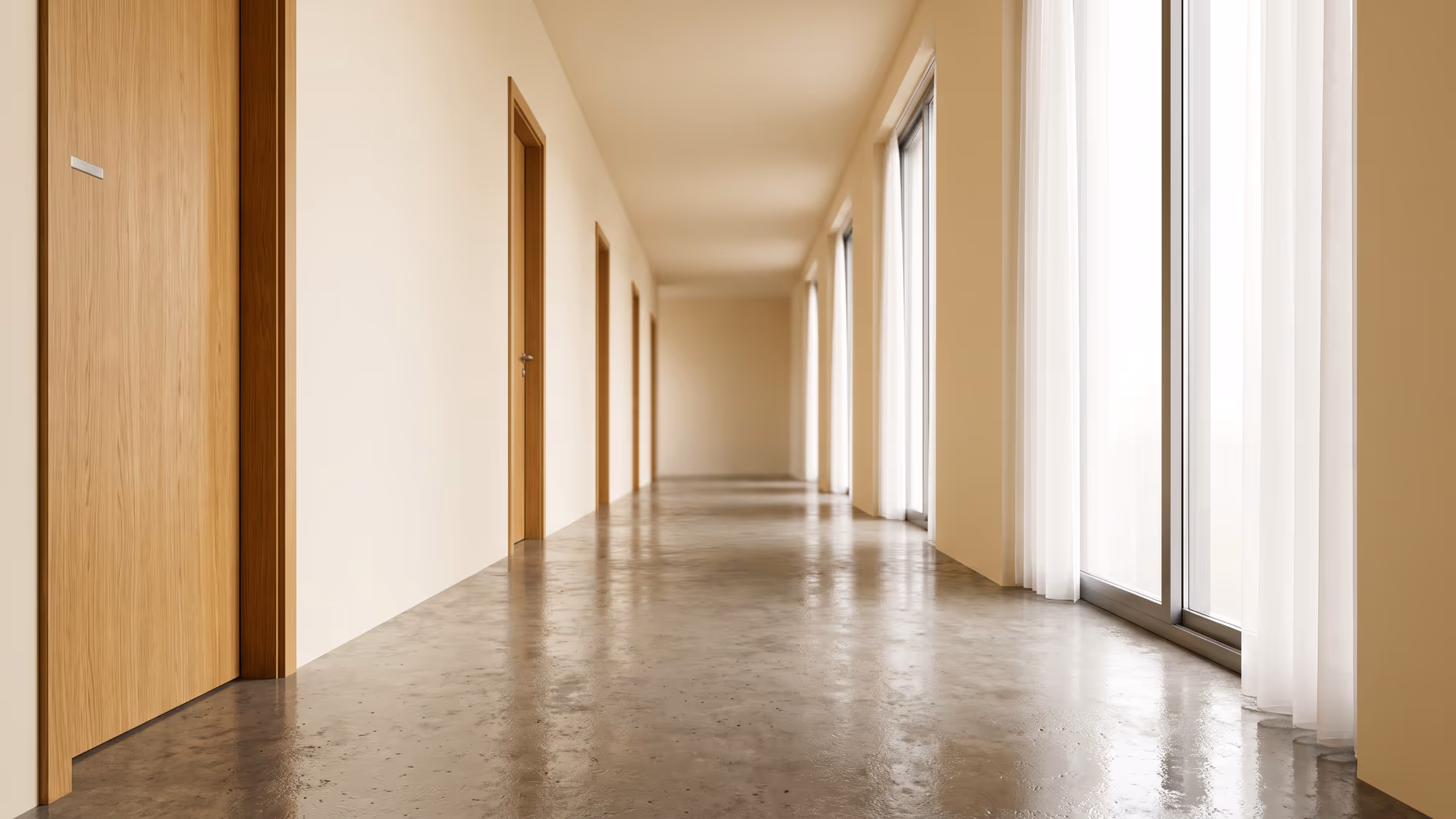Long couloir clair dans une copropriété, sol lavé qui reflète la lumière