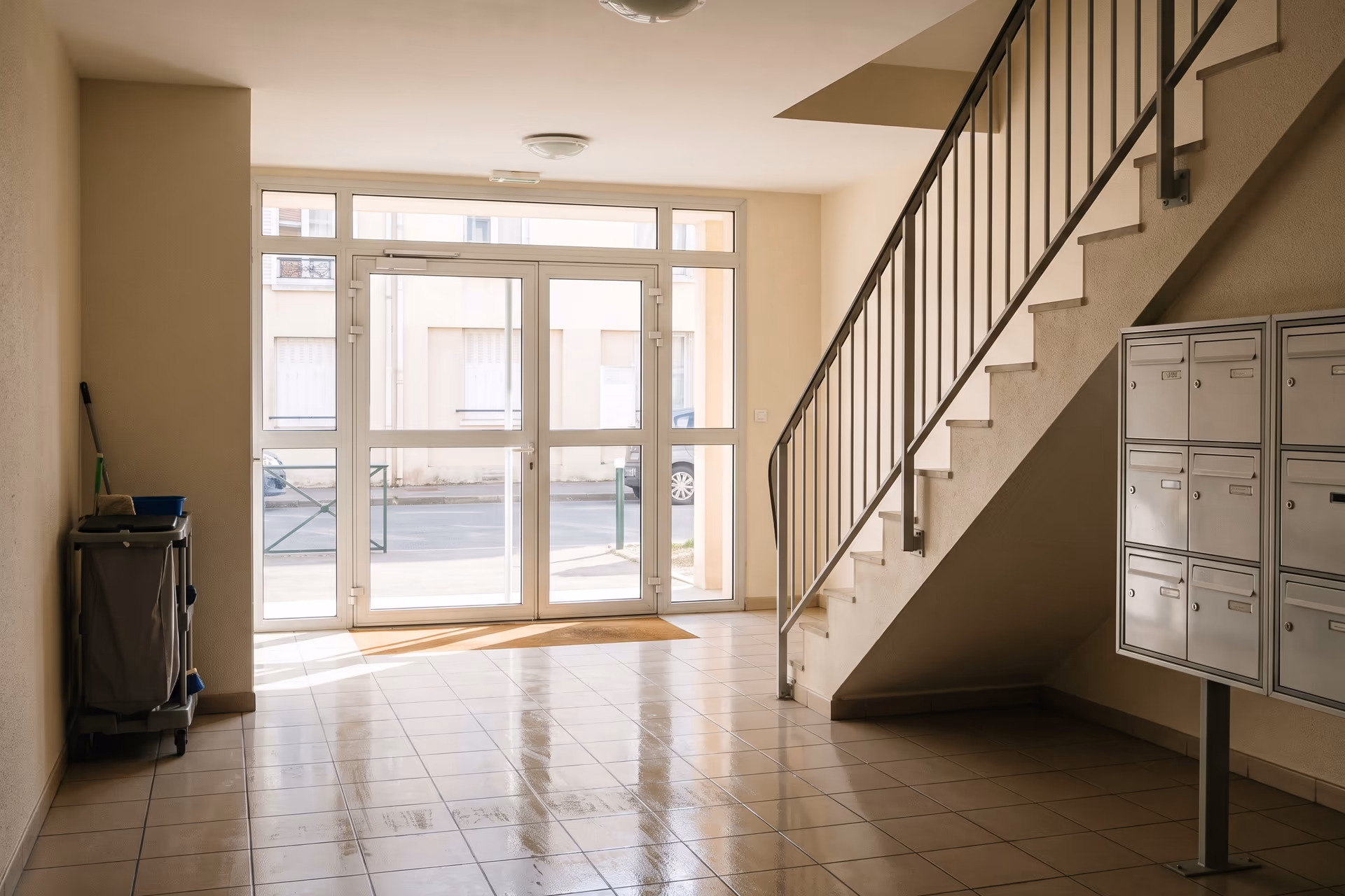 Hall d'entrée d'un immeuble en copropriété, sol des parties communes fraîchement lavé