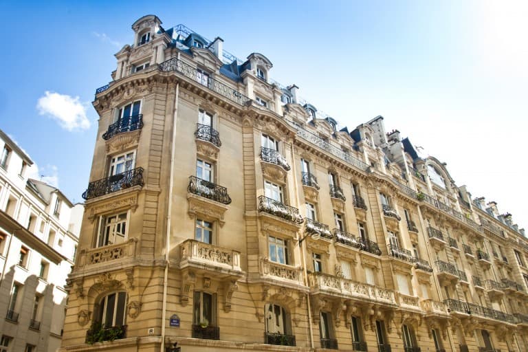 Immeuble haussmannien dans une grande ville française où Hostcare gère des locations saisonnières