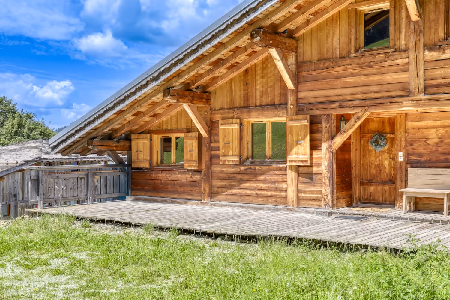 Duplex Crechua, logement du réseau Hostcare à Praz-sur-Arly : la façade en bois massif d'un chalet de montagne