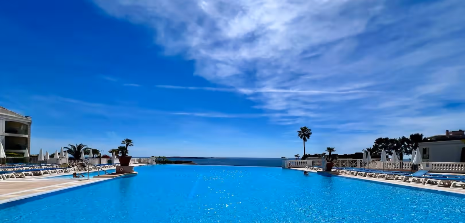 Le Petit Cannois, logement du réseau Hostcare à Cannes : une piscine à débordement ouverte sur la Méditerranée