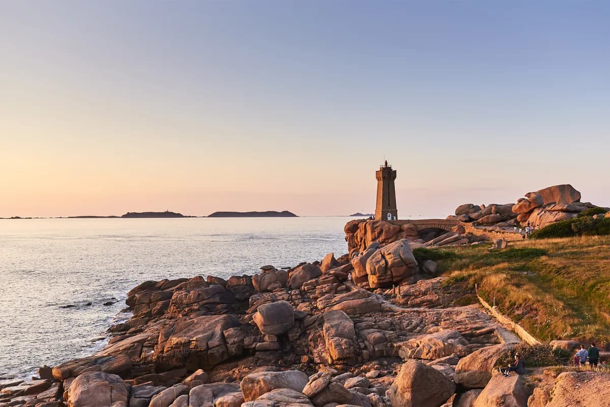 Côte de granit rose et phare de Ploumanac’h en Bretagne