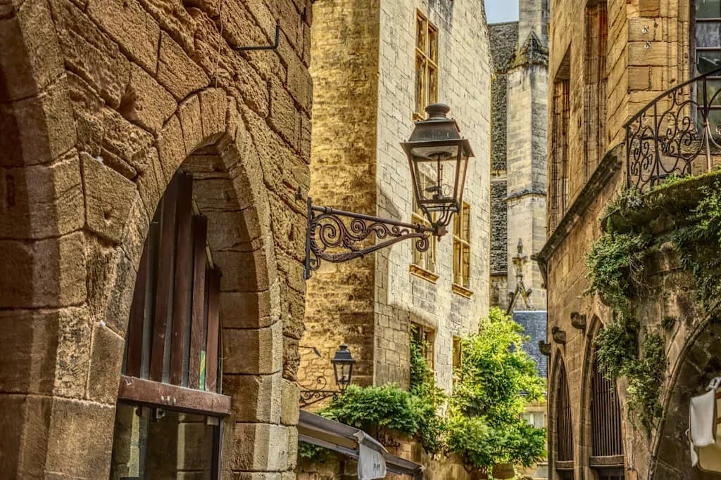 Ruelle en pierre blonde du centre historique de Sarlat-la-Canéda
