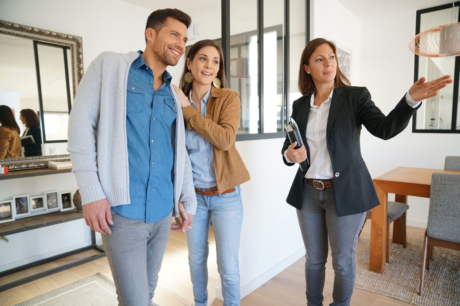 Concierge Hostcare accompagnant des propriétaires pour la gestion de leur location saisonnière